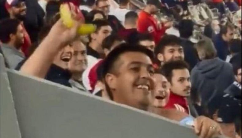 Un hincha de River fue sancionado por arrojar una banana a la parcialidad de Fortaleza