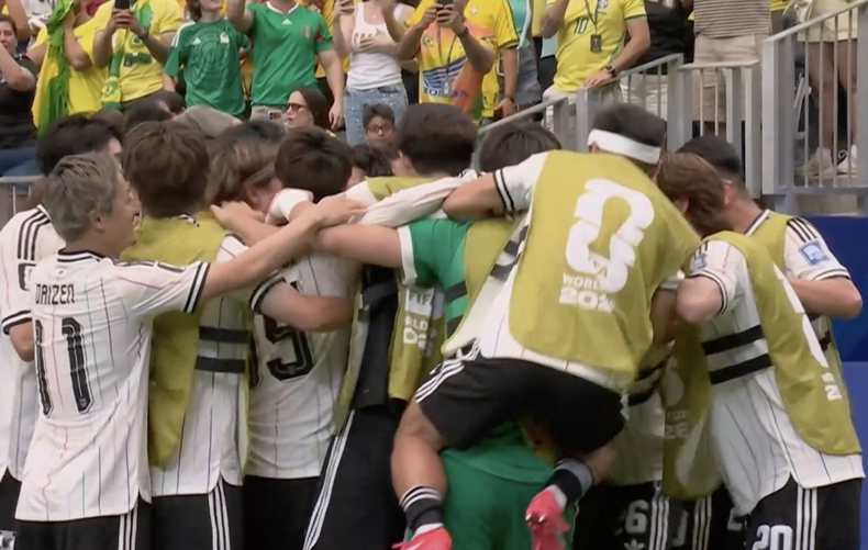 El desahogado festejo de Japón tras marcar el 1 a 0 a Brasil en los 16avos de final del Mundial 2026.