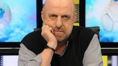 El periodista deportivo no dudó de los que querían ayudarlo con su auto. El periodista deportivo no dudó de los que querían ayudarlo con su auto.