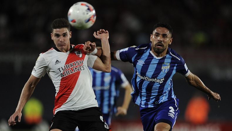 Julián Álvarez forcejea con Marcelo Ortiz.