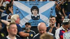 La cara de Maradona en una bandera escocesa. La cara de Maradona en una bandera escocesa.
