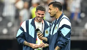 Rodrigo de Paul y Leandro Paredes cumpliendo la cábala de comer caramelos antes de los partidos.