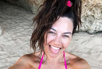 La modelo lució una microbikini rosa que sigue estando entre las tendencias del momento.