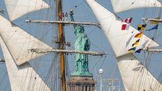 La Fragata Libertad desfiló por el río Hudson hasta las inmediaciones del puente George Washington. La Fragata Libertad desfiló por el río Hudson hasta las inmediaciones del puente George Washington.
