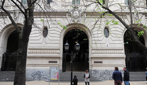 El Colegio Nacional de Buenos Aires prohibió el uso de celulares, tablets y otros dispositivos electrónicos personales durante las clases.&nbsp;
