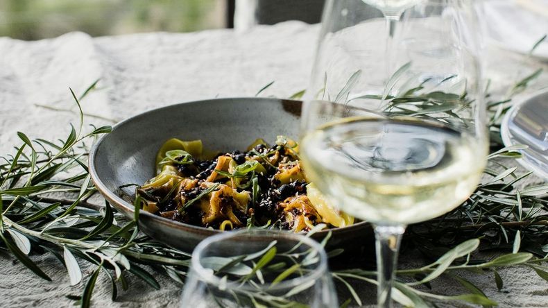 Los especialistas en vinos destacan que cada tipo de pasta, con sus características propias de sabor y textura, requiere una variedad específica de vino que potencie y complemente la experiencia gastronómica