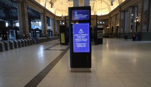 El mensaje del Gobierno en las estaciones de trenes.