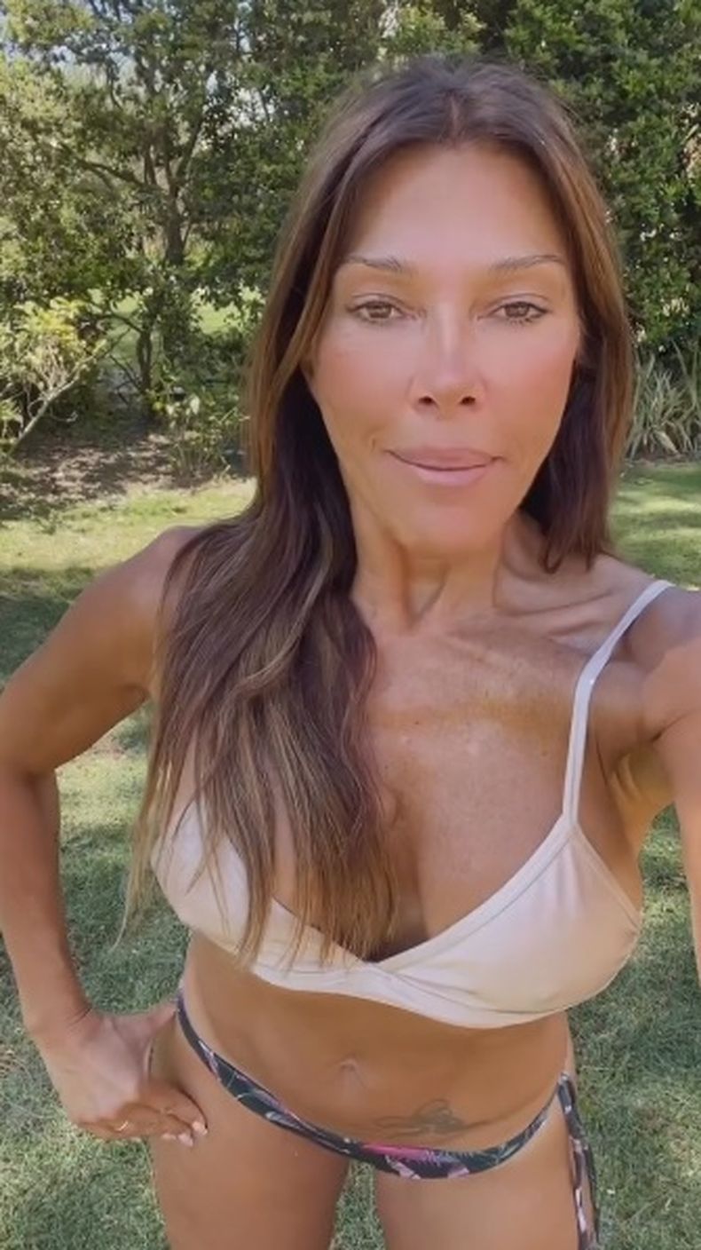 Catherine Fulop aprovechó el domingo de pileta y se lució con una  microbikini nude de doble tira