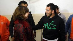 La economista junto a Carlos Tevez, ídolo boquense. La economista junto a Carlos Tevez, ídolo boquense.