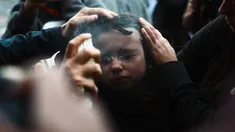 Fabrizia, asistida tras recibir el gas pimienta. Fabrizia, asistida tras recibir el gas pimienta.