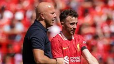 Arne Slot emocionó a todos con su último adiós a Diogo Jota. Arne Slot emocionó a todos con su último adiós a Diogo Jota.