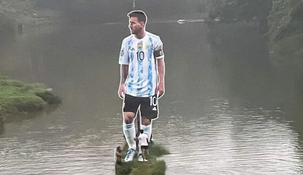 Se cayó la enorme gigantografía de Messi en India. Se cayó la enorme gigantografía de Messi en India.