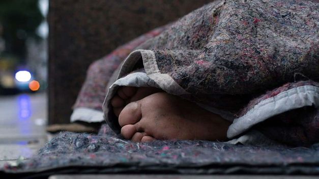 Distintas realidades bajo un solo escenario: el drama de vivir en la calle