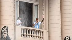 Lautaro Martínez saludó a los bahienses desde el balcón del Teatro Municipal Lautaro Martínez saludó a los bahienses desde el balcón del Teatro Municipal
