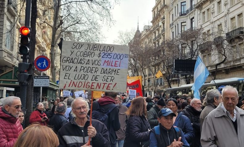 Grupos de jubilados se manifestaron contra el veto de Javier Milei a la nueva fórmula de movilidad previsional.