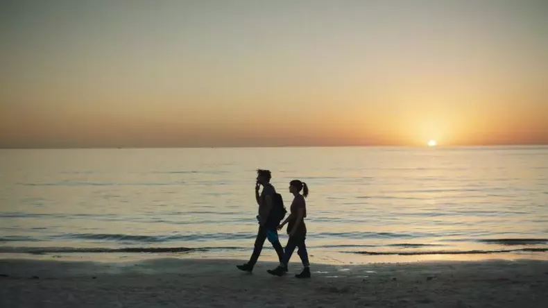 ESTRENO 17 DE AGOSTO SOLO EN CINES. Lucas Pereyra es un escritor casado que viaja a Montevideo a cobrar el dinero por su próxima novela y evitar el cepo cambiario. Pero sobre todo es una excusa para encontrarse con Magalí Guerra, una admiradora veinte años menor que él. Cruzar el río lo transformará para siempre.
