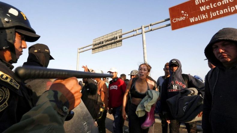 Un herido en nuevos hechos de violencia contra migrantes en la frontera entre Chile y Perú
