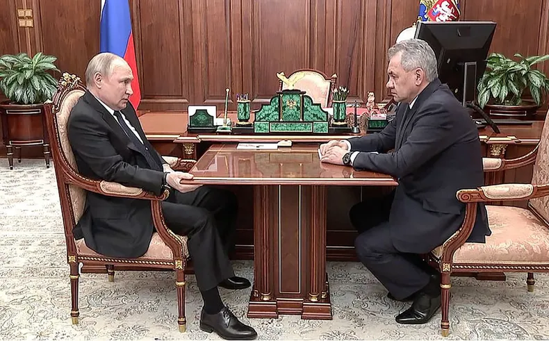 Un video de Vladimir Putin agarrando con fuerza una mesa reaviva los rumores sobre su salud