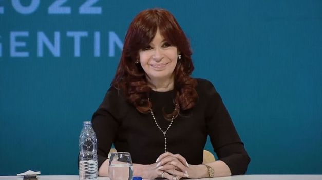 Cristina Kirchner disparó contra el camarista Llorens, quien juega de arquero: ¿Se habrá dejado hacer el gol?.