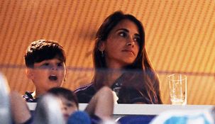 Una vez más, Antonela Roccuzzo estuvo en el estadio para alentar a la Selección junto a sus hijos Una vez más, Antonela Roccuzzo estuvo en el estadio para alentar a la Selección junto a sus hijos
