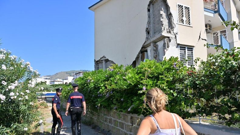 Al menos 21 heridos, entre ellos dos graves, varios edificios derrumbados y numerosos daños materiales fue el saldo del sismo.