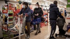 Los británicos enfrentarán fuertes aumentos de impuestos y recortes de gastos. Los británicos enfrentarán fuertes aumentos de impuestos y recortes de gastos.