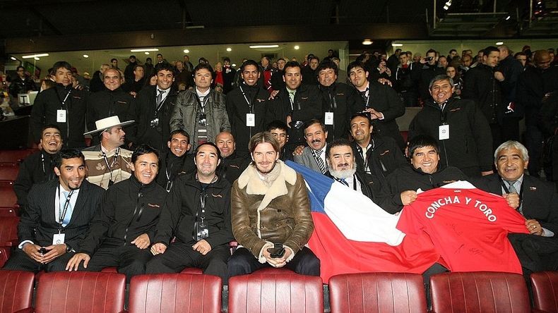 Los mineros fueron los invitados de honor del equipo inglés Manchester United: fueron recibidos por su emblema Sir Bobby Charlton y su estrella de ese entonces, David Beckham.