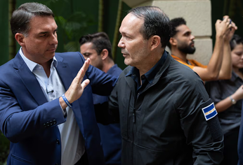 Flávio Bolsonaro y Gustavo Villatoro.