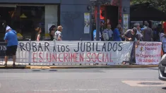 El Gobierno reprimió a los jubilados que protestaban ante la posibilidad del veto presidencial a la fórmula jubilatoria aprobada en el Congreso.