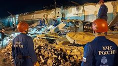 Los socorristas trabajaron para liberar a las personas que quedaron atrapadas bajo los escombros. Los socorristas trabajaron para liberar a las personas que quedaron atrapadas bajo los escombros.