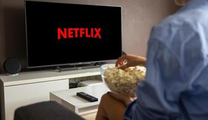 Hace pocos días llegó a Netflix La Dolce Casa, una comedia romántica que te mantendrá al filo del sillón, pues ya se encuentra en el número 1 de Argentina.