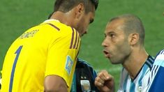 Mascherano motivando a Romero. Mascherano motivando a Romero.