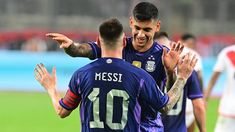 Messi festeja su segundo tanto con Cuti Romero. Messi festeja su segundo tanto con Cuti Romero.