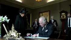 Carlos III en otra actitud polémica, tras asumir como rey.&nbsp;