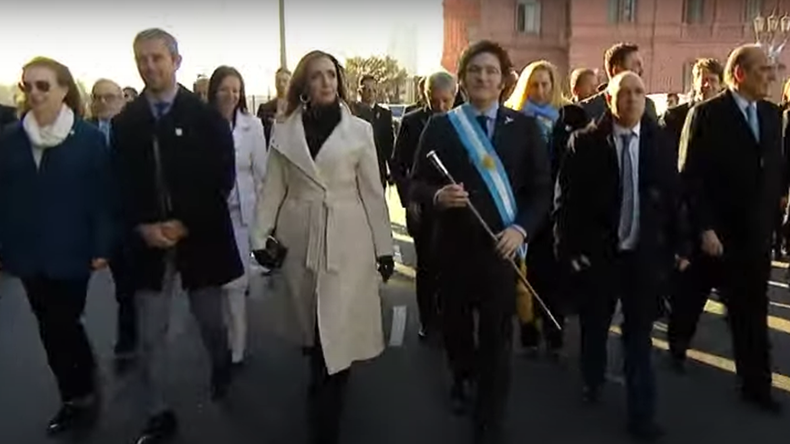 Milei y su gabinete, camino a la Catedral metropolitana.
