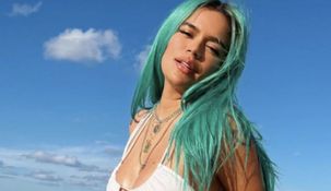 Karol G apostó por una microbikini bicolor y mostró la tendencia para la temporada de verano.