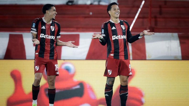 Driussi festeja su gol junto a Kendry Páez.