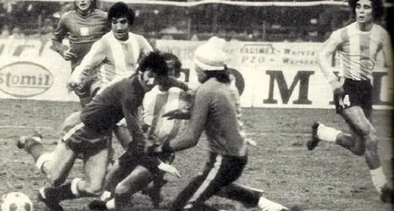 Gatti, Gallego y Tarantini defienden ante un ataque polaco.