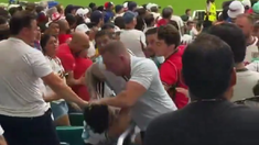 La pelea entre argentinos e ingleses durante el partido de cuartos de final del Mundial 2026 entre Inglaterra y Noruega.