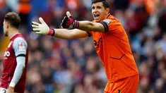 La mala suerte del Dibu Martínez en la derrota del Aston Villa ante Arsenal.