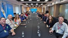 Los gremialistas y los empresarios firmaron en el Ministerio.