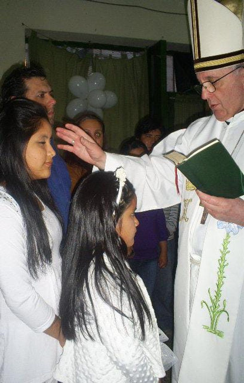 Bergoglio bautizando a las hijas de los trabajadores inmigrantes. Bergoglio bautizando a las hijas de los trabajadores inmigrantes.