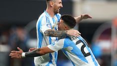 Messi y Enzo Fernández festejan la victoria. Messi y Enzo Fernández festejan la victoria.
