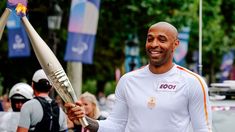 Thierry Henry fue uno de los 540 relevistas que trasladarán la antorcha. Thierry Henry fue uno de los 540 relevistas que trasladarán la antorcha.