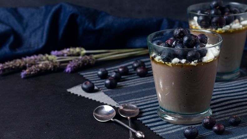  Las moras, por ejemplo, son ricas en vitamina C y antocianinas, compuestos que ayudan a combatir los radicales libres y protegen el organismo contra enfermedades.  