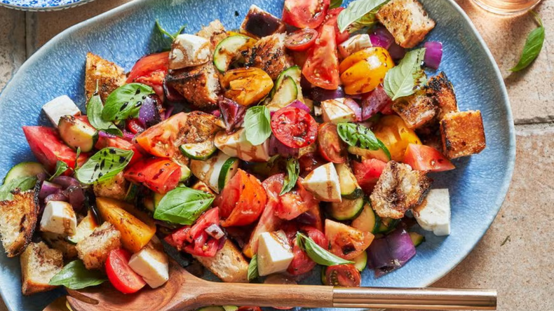 Pan del día anterior y tomates frescos: la clave de las recetas rápidas que conquistan cualquier mesa.