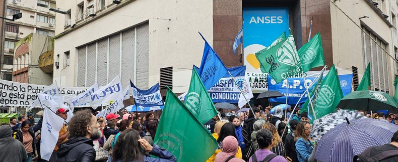 Trabajadores reclamando en ANSES Rosario
