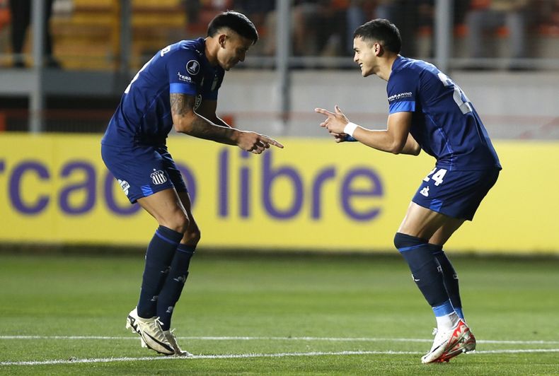 Sosa y Ruiz Rodr&iacute;guez celebran el 2-0 en Chile.