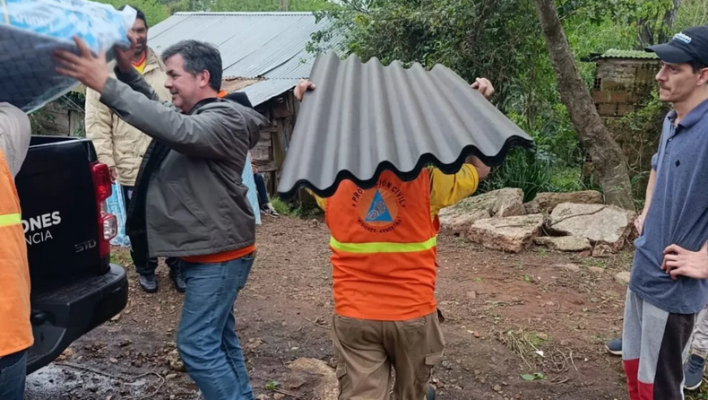 Más de cien familias fueron asistidas tras el temporal en Misiones.