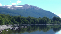 Paisajes patagónicos entre lagos, montañas y ríos de deshielo.